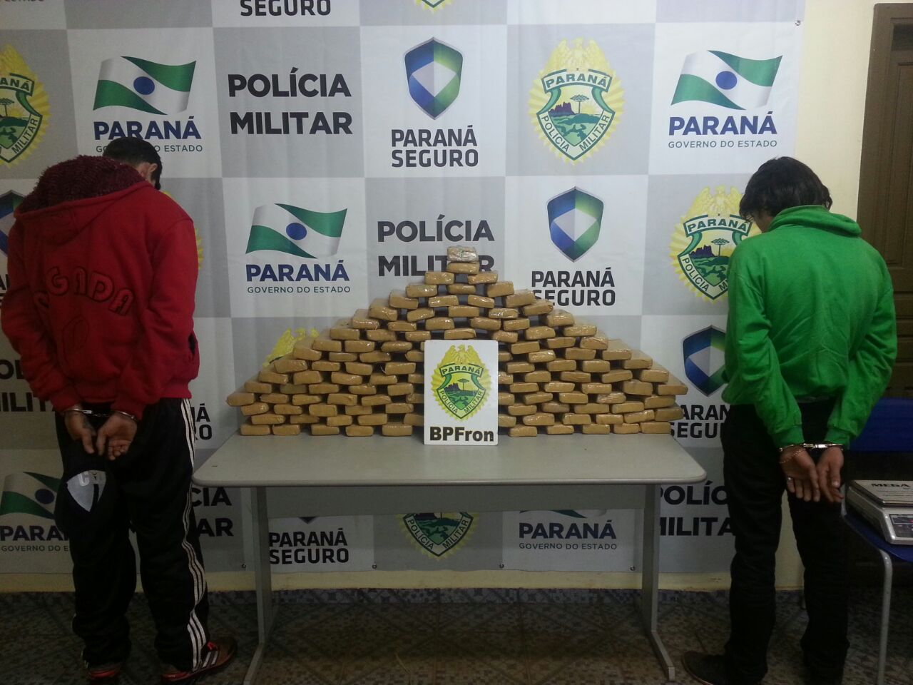 Durante patrulhamento na área central de Guaíra, a equipe avistou um automóvel Fiat Palio, de cor prata, Placa de Cascavel-PR, com dois ocupantes transitando em alta velocidade, motivo pelo qual a equipe realizou a abordagem.