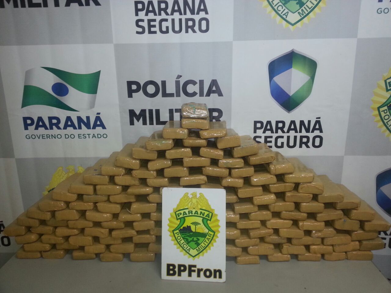 Durante patrulhamento na área central de Guaíra, a equipe avistou um automóvel Fiat Palio, de cor prata, Placa de Cascavel-PR, com dois ocupantes transitando em alta velocidade, motivo pelo qual a equipe realizou a abordagem.