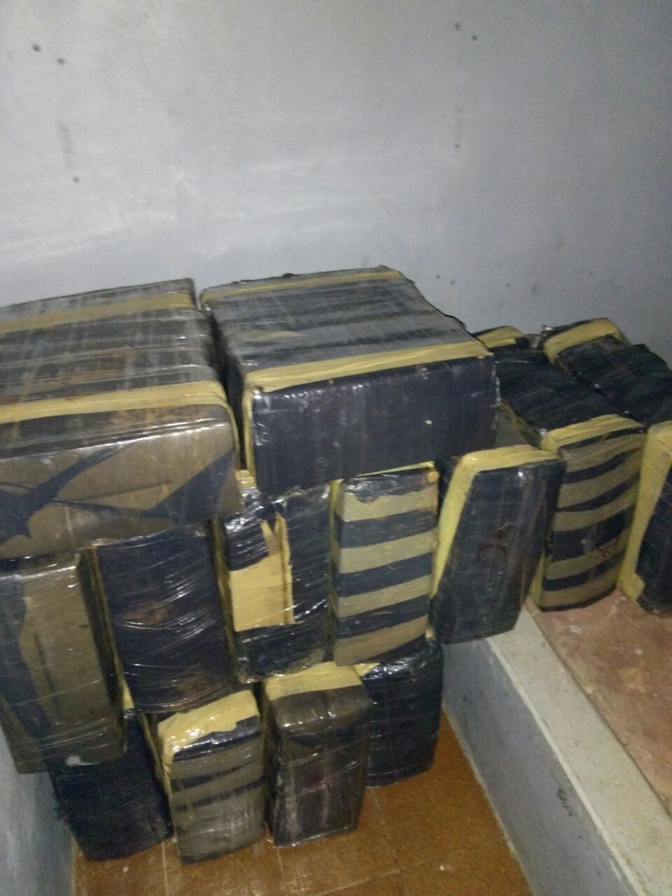 Ao realizar buscas foram encontrados vários tabletes de substância análoga à maconha, que pesado totalizou 360,505 kg (trezentos e sessenta quilos e quinhentos e cinco gramas).