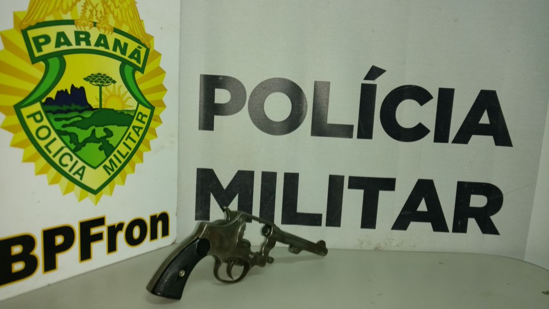 No domingo (24), policiais militares por intermédio do BPFron apreenderam após denúncia uma arma de cal. 32 e prenderam um homem em flagrante.