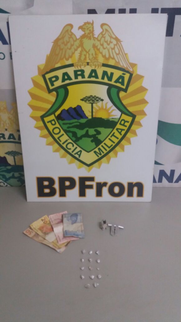 Policiais militares do BPFron no âmbito da Operação Captura apreenderam crack e prenderam traficante na quarta-feira (04)