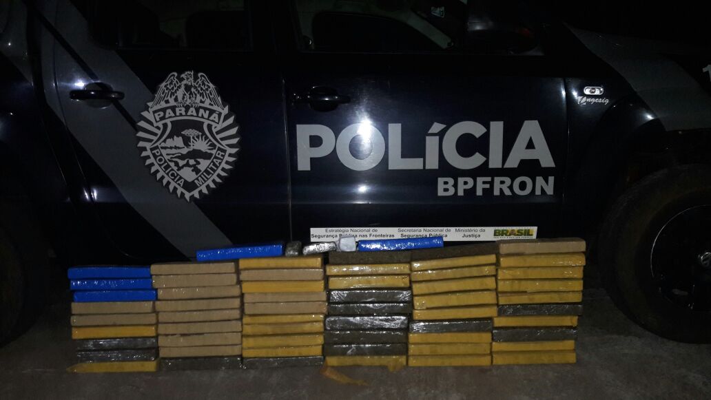 Durante patrulhamento pela rodovia PR 323, policiais militares no âmbito da Operação Captura por intermédio do BPFron  apreenderam na sexta-feira (06), um veículo, maconha e prenderam três traficantes.