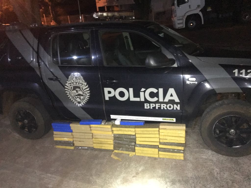 Durante patrulhamento pela rodovia PR 323, policiais militares no âmbito da Operação Captura por intermédio do BPFron  apreenderam na sexta-feira (06), um veículo, maconha e prenderam três traficantes.