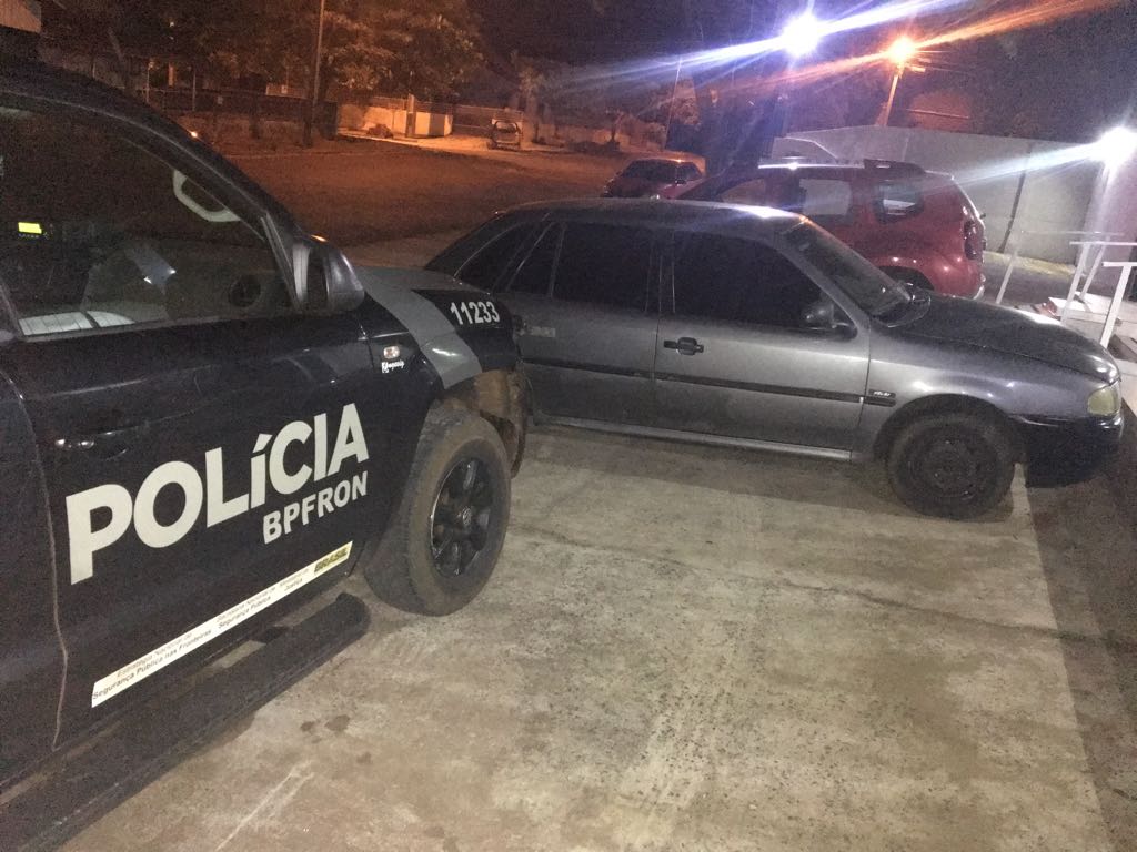 Durante patrulhamento pela rodovia PR 323, policiais militares no âmbito da Operação Captura por intermédio do BPFron  apreenderam na sexta-feira (06), um veículo, maconha e prenderam três traficantes.