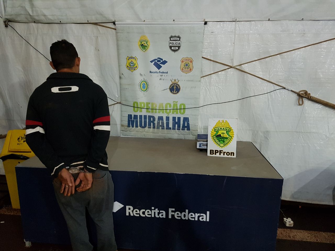 Na manhã desta sexta-feira (27), policiais militares do BPFron, em apoio a Receita Federal  durante Operação Muralha, encaminhou um individuo que possui um mandado de prisão para os procedimentos cabíveis