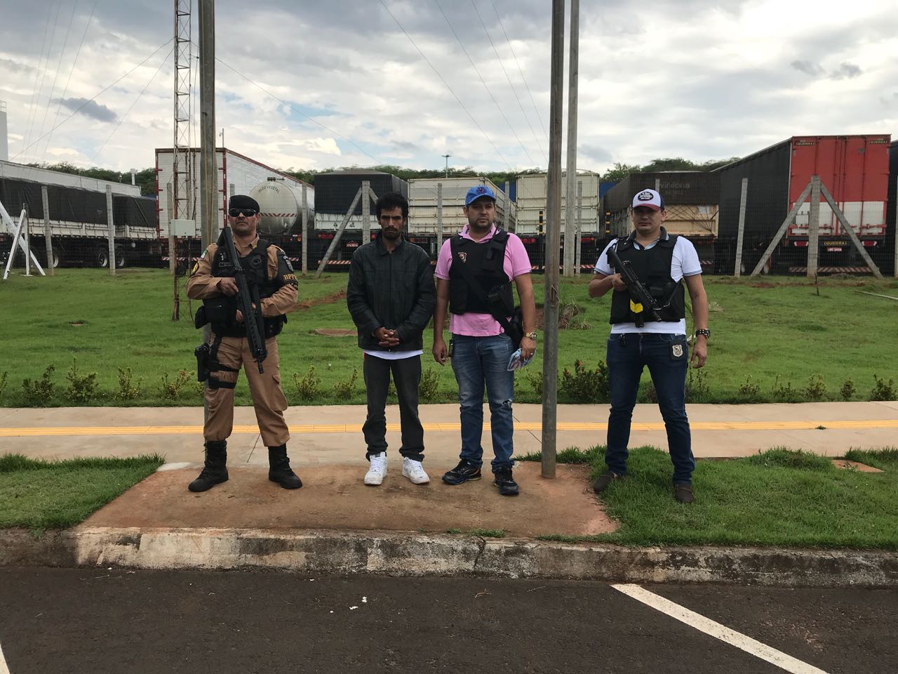 Na tarde de sexta-feira (27), policiais militares do BPFron com ação conjunta da Polícia Paraguaia apreenderam dois indivíduos acusados de homicídio.