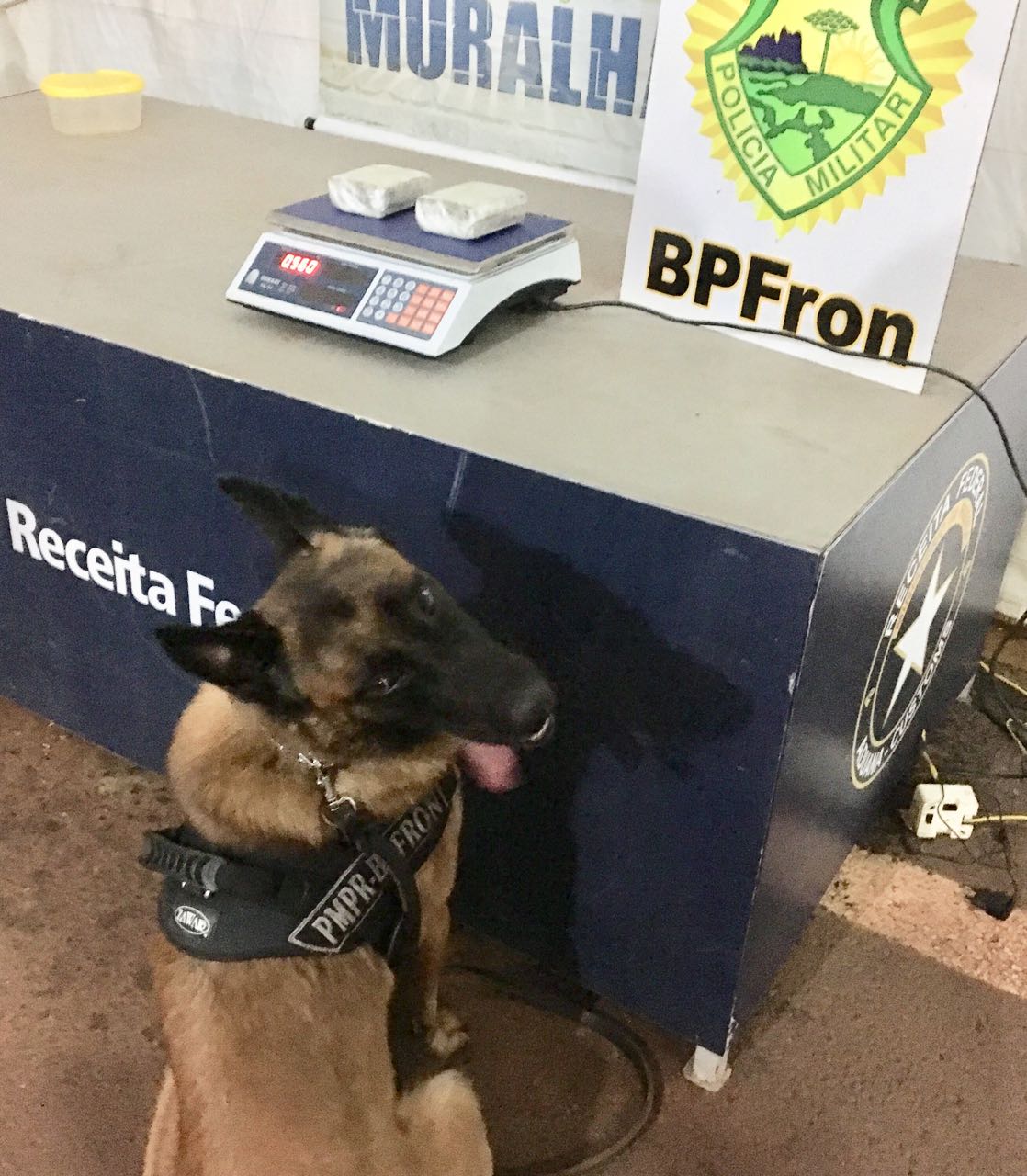 Na noite de sábado (28) policiais militares apreenderam entorpecentes na lixeira do banheiro do ônibus durante Operação Muralha.