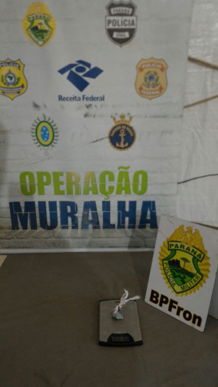 Na noite de domingo (29),  policiais militares apreenderam entorpecente na cintura de um passageiro durante Operação Muralha na praça de pedágio de São Miguel do Iguaçu-PR