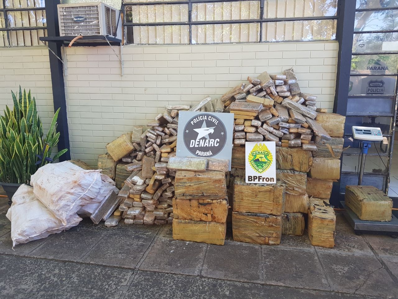 Na tarde de segunda-feira (13), policiais militares do BPFron apreenderam uma tonelada de entorpecente em Céu Azul - Pr