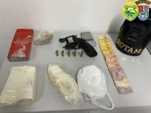 Durante Operação Albatroz, Polícia Militar apreende grande quantidade de drogas sintéticas e uma arma de fogo, litoral do Estado