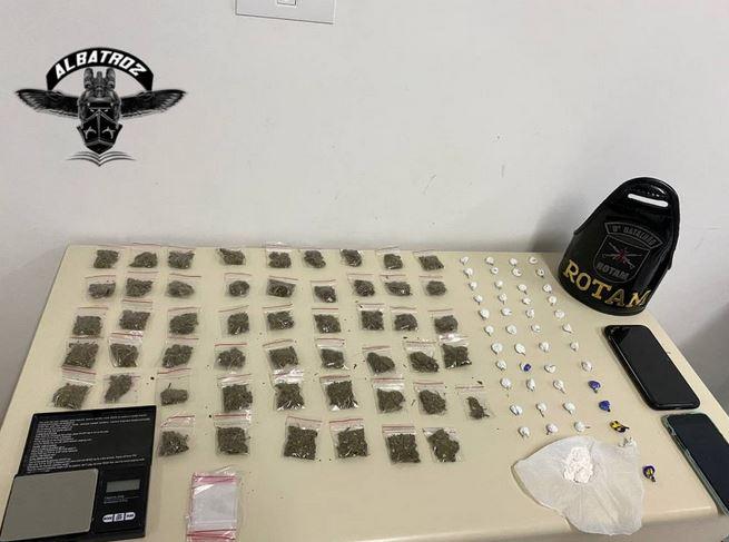 Durante Operação Albatroz, a Polícia Militar apreende, após denúncia anônima, buchas de maconha e cocaína na cidade de Paranaguá