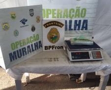 Polícia Militar por intermédio do BPFRON no âmbito da Operação Muralha prende traficantes e apreende cocaína, crack e maconha