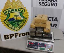 Na noite de domingo (23), policiais do BPFron apreenderam um adolescente com mais de 10 kg de maconha.