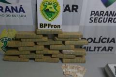 Durante fiscalização no terminal rodoviário, policiais visualizaram um rapaz que demonstrou nervosismo diante da equipe. Destarte, foi realizada busca pessoal e na mochila do mesmo, onde os policiais lograram êxito em encontrar 18 tabletes de substância análoga à maconha, com aproximadamente 13,600 kg.