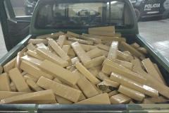 Ao realizar buscas foi encontrado vários tabletes de substância análoga à maconha, que pesado totalizou 360,505 kg (trezentos e sessenta quilos e quinhentos e cinco gramas). 