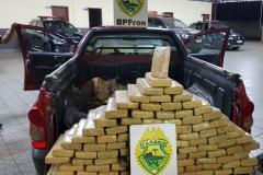 Na noite de segunda-feira (24), policiais do BPFron recuperaram um automóvel com indicativo de furto/roubo carregado com 100 kg de maconha.