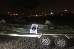 Na terça-feira às 23h30min, Policiais Militares do BPFron, Policiais Federais atuantes na Operação Fronteira Integrada e a Marinha do Brasil, em diligências no Rio Paraná, área urbana de Foz do Iguaçu, apreenderam uma embarcação carregada com cigarros e eletrônicos.