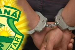 Após denúncia através do disque-denúncia 181, a Polícia Militar prendeu envolvidos no tráfico de drogas, além de grande quantidade de dinheiro e até um fuzil. 