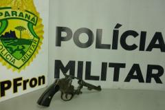 No domingo (24), policiais militares por intermédio do BPFron apreenderam após denúncia uma arma de cal. 32 e prenderam um homem em flagrante. 