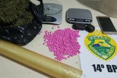 Em uma casa na região Central de Foz do Iguaçu, os integrantes do 14º Batalhão de Polícia Militar (14º BPM), pertencente ao 5º Comando Regional da PM (5º CRPM), apreenderam mais de um quilo de maconha, além de ecstasy e haxixe. A ação foi na noite de quinta-feira (21/09) após a PM receber denúncias anônimas.