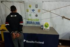 Na manhã desta sexta-feira (27), policiais militares do BPFron, em apoio a Receita Federal  durante Operação Muralha, encaminhou um individuo que possui um mandado de prisão para os procedimentos cabíveis 