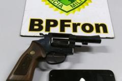 Na madrugada de sábado (28), policiais militares apreenderam revólver e entorpecente durante patrulhamento no município de Barracão – PR. 