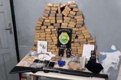 Uma espingarda, munições, dinheiro, 850 gramas de crack e mais de 98 quilos de maconha foram apreendidos por policiais militares da Rondas Ostensivas de Natureza Especial (RONE), subunidade do Batalhão de Operações Especiais (BOPE). 