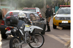 Operação na Vila Torres resulta na prisão de cinco pessoas e na apreensão de arma de fogo e 158 pedras de crack