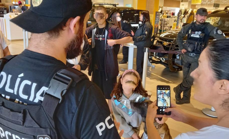 Crianças ineragindo com os cães K9