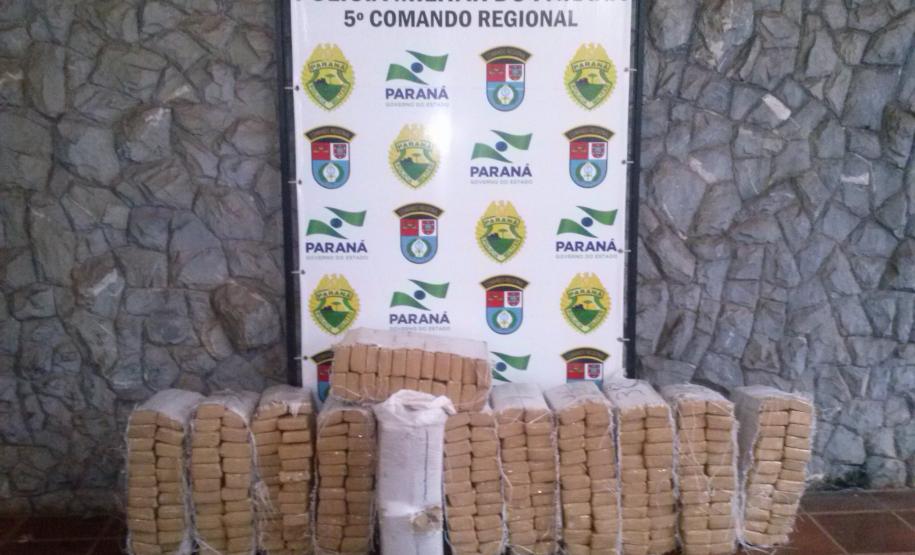 Na cidade de Cascavel (PR), Polícia Militar apreende 221 quilos de maconha e recupera veículo roubado; dupla é presa