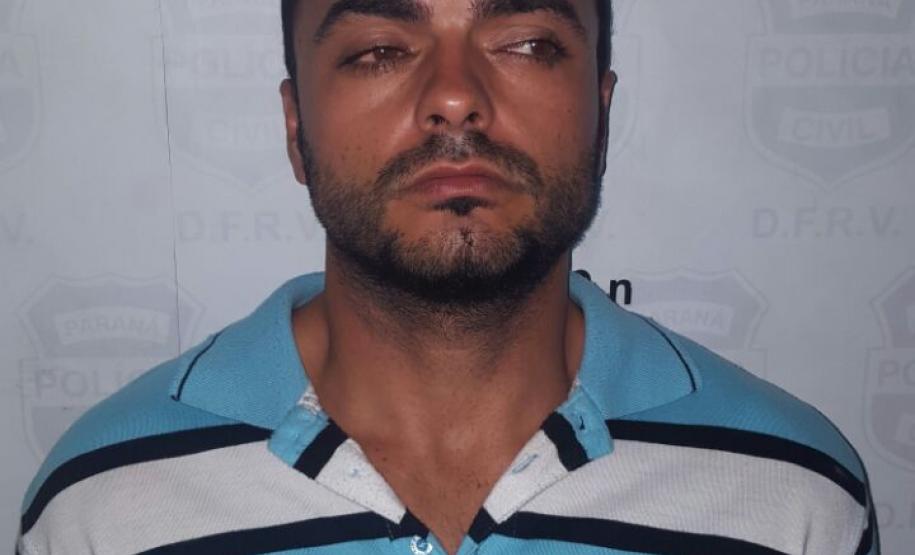 Homem é preso com cocaína, maconha e carro roubado em Curitiba Homem é preso com cocaína, maconha e carro roubado em Curitiba