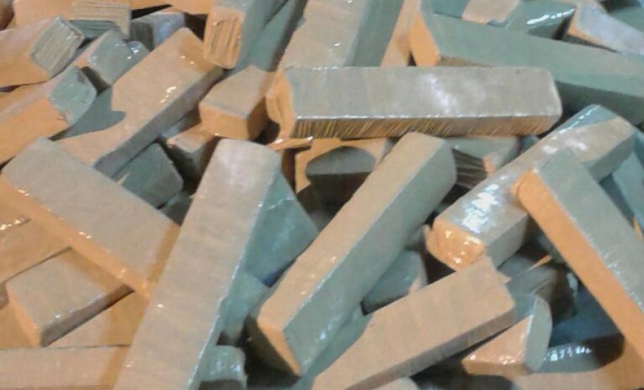 Polícia apreende uma tonelada de maconha dentro de caminhão Polícia apreende uma tonelada de maconha dentro de caminhão