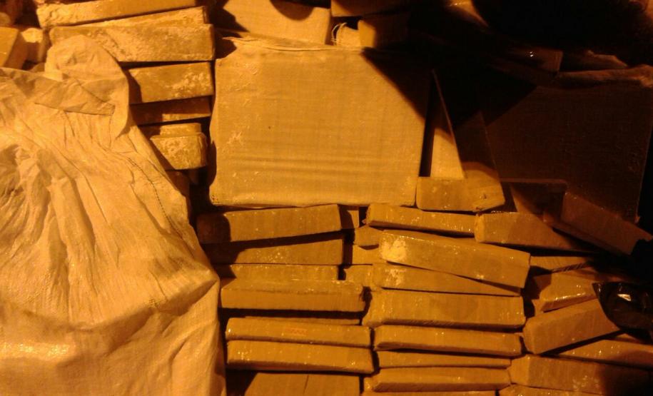 Polícia apreende uma tonelada de maconha dentro de caminhão Polícia apreende uma tonelada de maconha dentro de caminhão