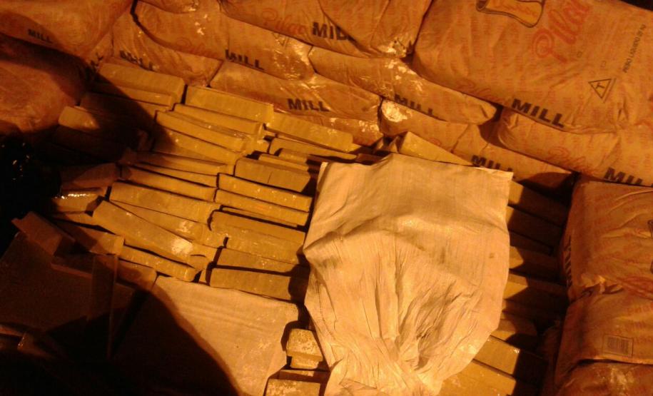 Polícia apreende uma tonelada de maconha dentro de caminhão Polícia apreende uma tonelada de maconha dentro de caminhão