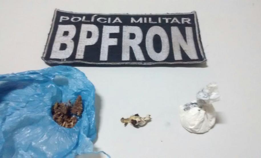 Polícia Militar por intermédio do BPFron detém três homens em posse de drogas em terra Roxa Polícia Militar por intermédio do BPFron detém três homens em posse de drogas em terra Roxa