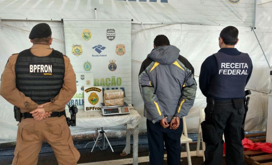 Polícia Militar por intermédio do BPFRON no âmbito da Operação Muralha prende traficantes e apreende cocaína, crack e maconha Polícia Militar por intermédio do BPFRON no âmbito da Operação Muralha prende traficantes e apreende cocaína, crack e maconha