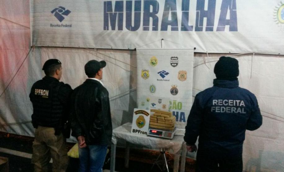Polícia Militar por intermédio do BPFRON no âmbito da Operação Muralha prende traficantes e apreende cocaína, crack e maconha Polícia Militar por intermédio do BPFRON no âmbito da Operação Muralha prende traficantes e apreende cocaína, crack e maconha