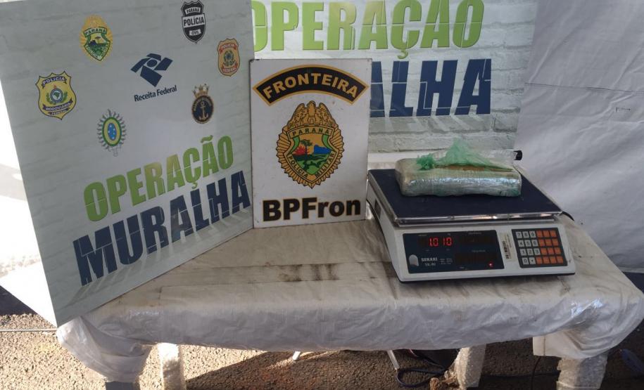 Polícia Militar por intermédio do BPFRON no âmbito da Operação Muralha prende traficantes e apreende cocaína, crack e maconha Polícia Militar por intermédio do BPFRON no âmbito da Operação Muralha prende traficantes e apreende cocaína, crack e maconha