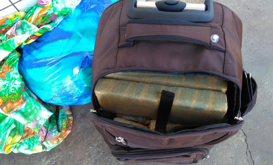 Adolescente é preso pelo BPFRON com maconha na Rodoviária de Guaíra Durante fiscalização no terminal rodoviário, policiais visualizaram um rapaz que demonstrou nervosismo diante da equipe. Destarte, foi realizada busca pessoal e na mochila do mesmo, onde os policiais lograram êxito em encontrar 18 tabletes de substância análoga à maconha, com aproximadamente 13,600 kg.