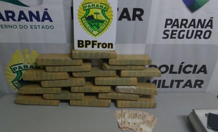Adolescente é preso pelo BPFRON com maconha na Rodoviária de Guaíra Durante fiscalização no terminal rodoviário, policiais visualizaram um rapaz que demonstrou nervosismo diante da equipe. Destarte, foi realizada busca pessoal e na mochila do mesmo, onde os policiais lograram êxito em encontrar 18 tabletes de substância análoga à maconha, com aproximadamente 13,600 kg.