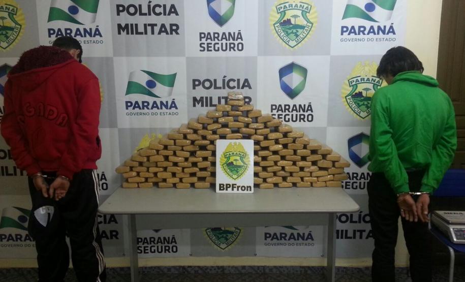 BPFron apreende mais de 70 kg de maconha em Guaíra Durante patrulhamento na área central de Guaíra, a equipe avistou um automóvel Fiat Palio, de cor prata, Placa de Cascavel-PR, com dois ocupantes transitando em alta velocidade, motivo pelo qual a equipe realizou a abordagem.