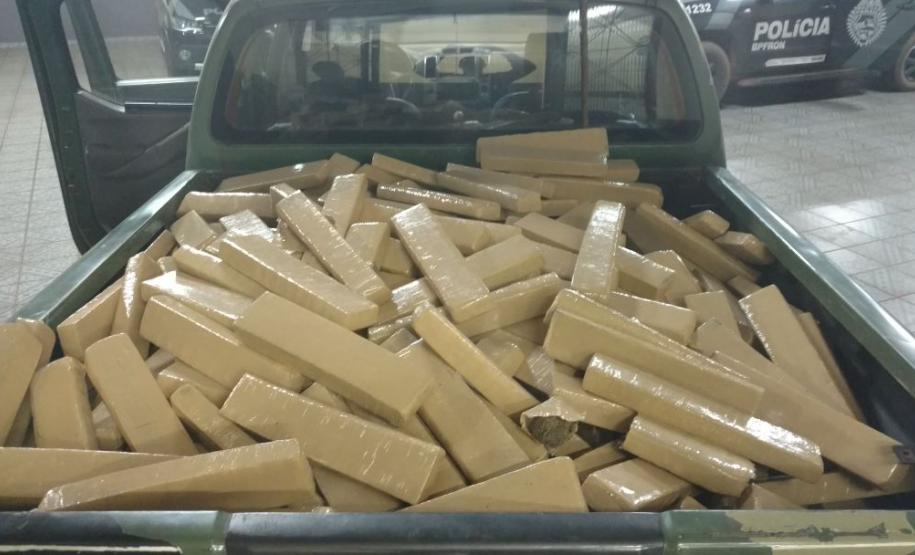 HOMEM É PRESO PELO BPFRON COM 360 KG DE MACONHA EM GUAÍRA Ao realizar buscas foi encontrado vários tabletes de substância análoga à maconha, que pesado totalizou 360,505 kg (trezentos e sessenta quilos e quinhentos e cinco gramas).