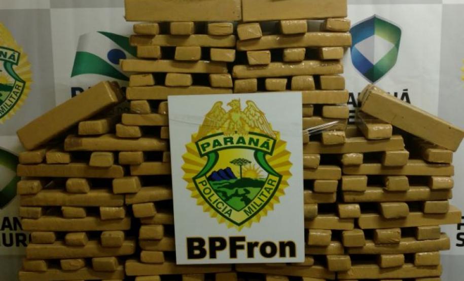 HOMEM É PRESO PELO BPFRON COM 360 KG DE MACONHA EM GUAÍRA Ao realizar buscas foram encontrados vários tabletes de substância análoga à maconha, que pesado totalizou 360,505 kg (trezentos e sessenta quilos e quinhentos e cinco gramas).