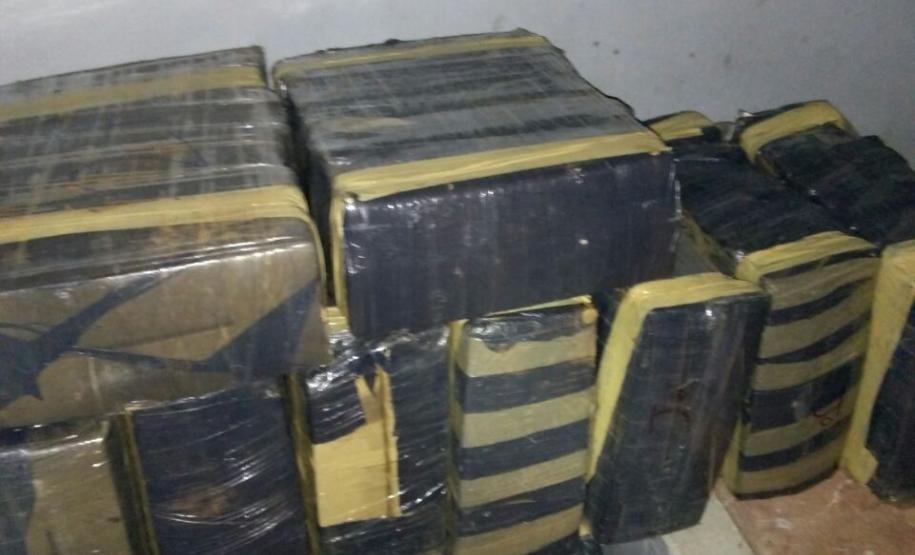 HOMEM É PRESO PELO BPFRON COM 360 KG DE MACONHA EM GUAÍRA Ao realizar buscas foram encontrados vários tabletes de substância análoga à maconha, que pesado totalizou 360,505 kg (trezentos e sessenta quilos e quinhentos e cinco gramas).