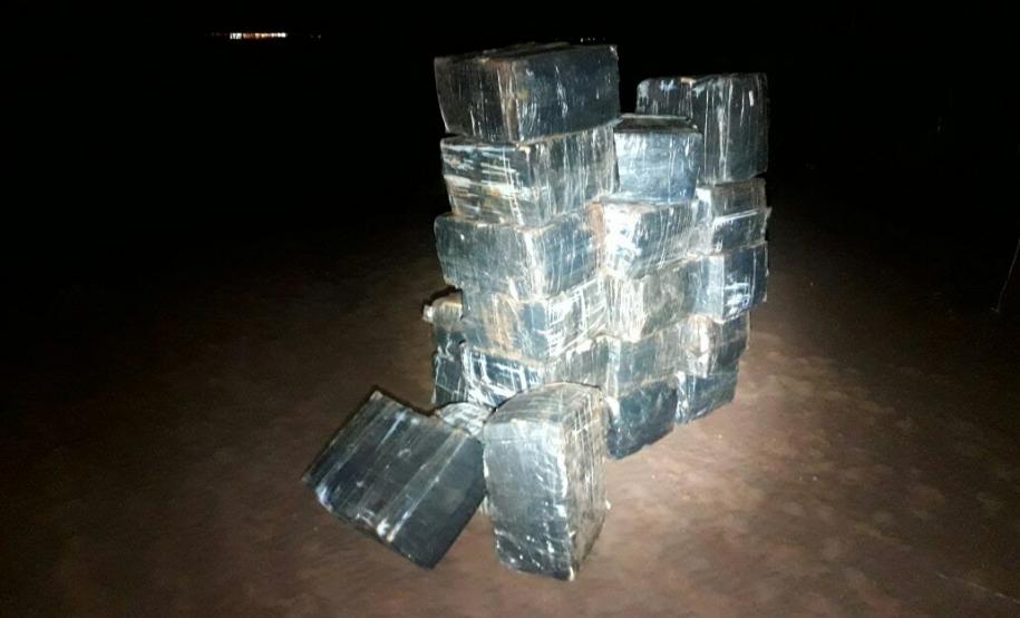 BPFron e PF apreendem mais de duas toneladas de maconha na Operação Fronteira Integrada Na noite de terça-feira (25), policiais do BPFRON e policiais federais do NEPOM prenderam três pessoas e apreenderam mais de duas toneladas de maconha.