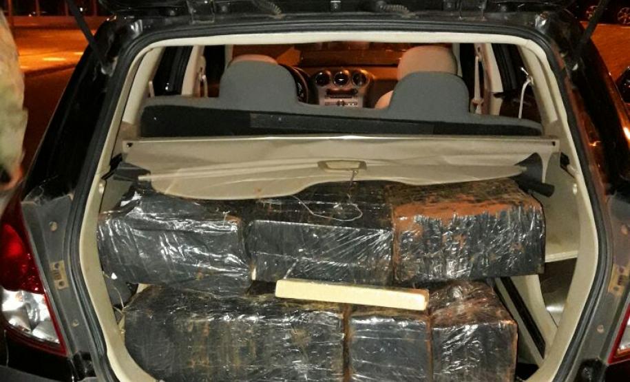 BPFron e PF apreendem mais de duas toneladas de maconha na Operação Fronteira Integrada Na noite de terça-feira (25), policiais do BPFRON e policiais federais do NEPOM prenderam três pessoas e apreenderam mais de duas toneladas de maconha.