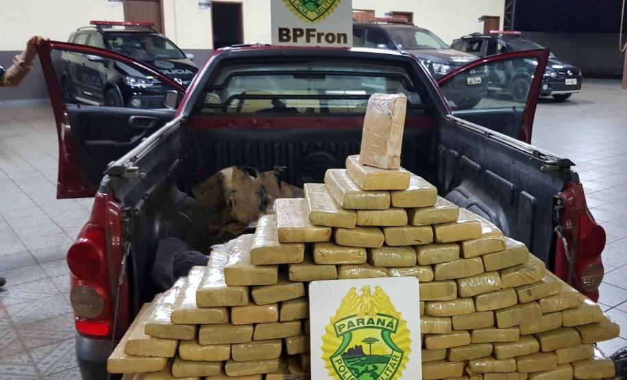 BPFron recupera montana com 100 kg de maconha Na noite de segunda-feira (24), policiais do BPFron recuperaram um automóvel com indicativo de furto/roubo carregado com 100 kg de maconha.