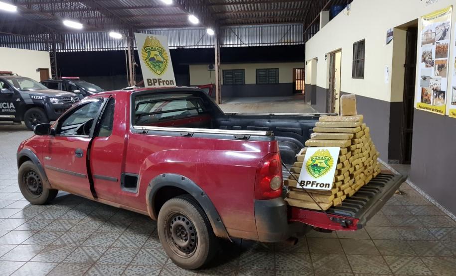 BPFron recupera montana com 100 kg de maconha Na noite de segunda-feira (24), policiais do BPFron recuperaram um automóvel com indicativo de furto/roubo carregado com 100 kg de maconha.