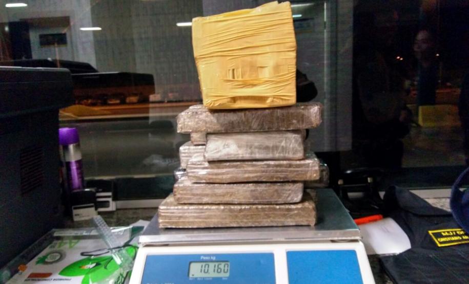 Na noite de domingo (23), policiais do BPFron apreenderam um adolescente com mais de 10 kg de maconha.