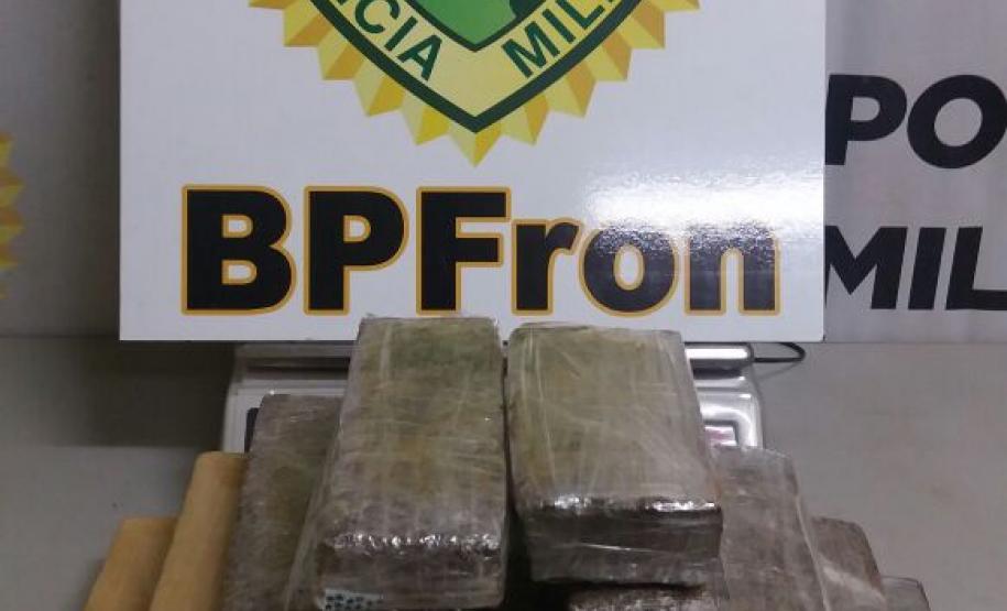 Na noite de domingo (23), policiais do BPFron apreenderam um adolescente com mais de 10 kg de maconha.